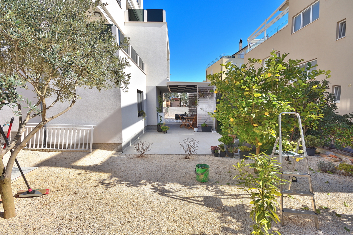 Vodice - opremljeno trisobno stanovanje z vrtom, 500 m od plaže