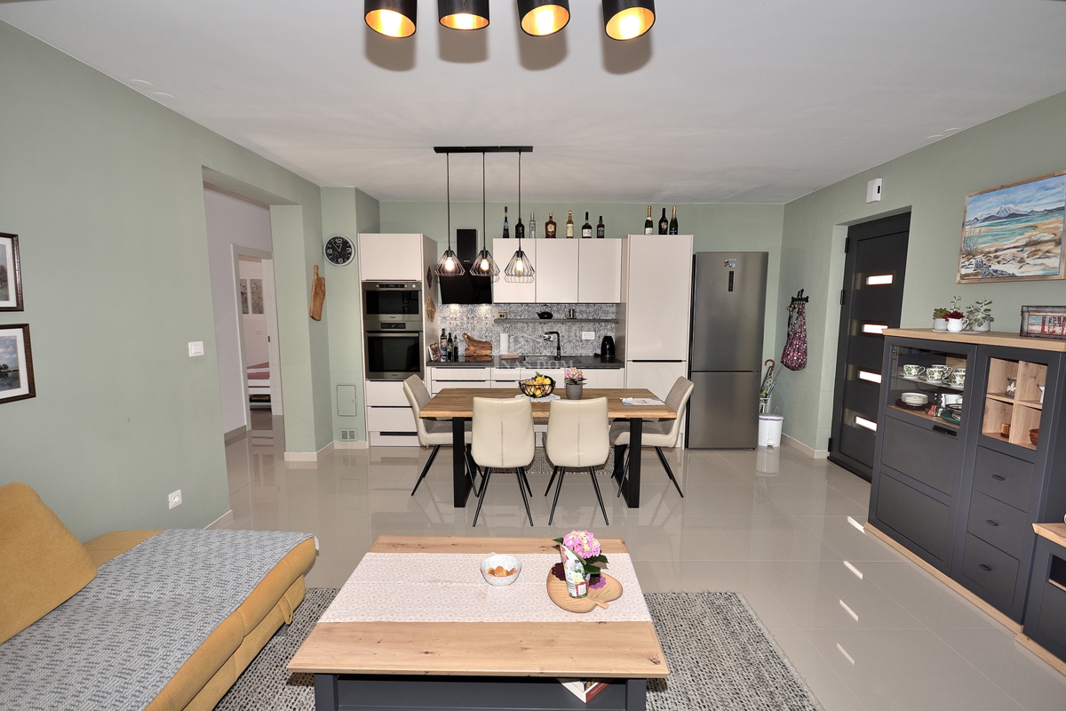 Vodice - opremljeno trisobno stanovanje z vrtom, 500 m od plaže