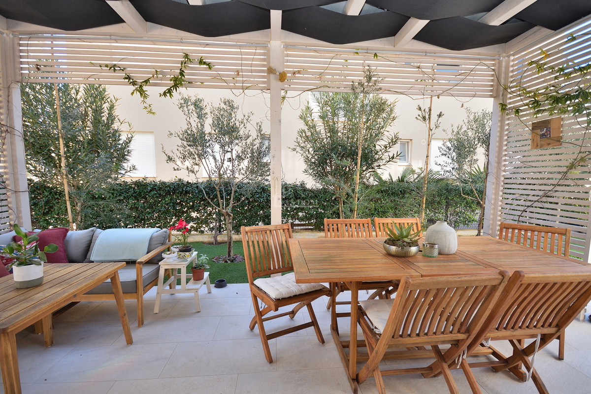 Vodice - opremljeno trisobno stanovanje z vrtom, 500 m od plaže