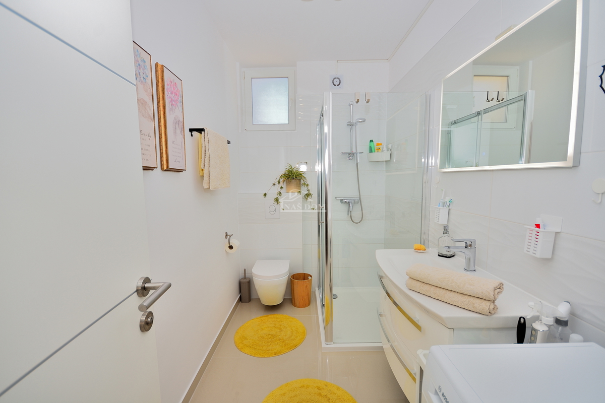 Vodice - opremljeno trisobno stanovanje z vrtom, 500 m od plaže