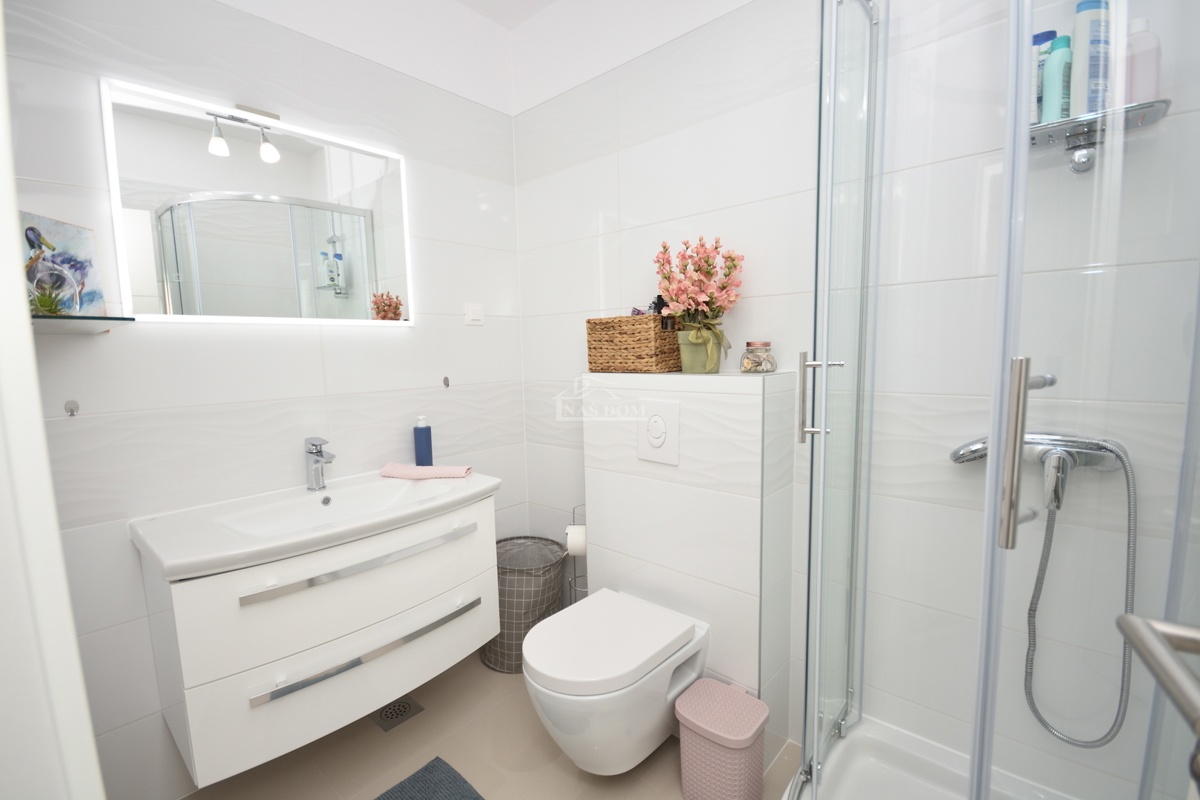 Vodice - opremljeno trisobno stanovanje z vrtom, 500 m od plaže