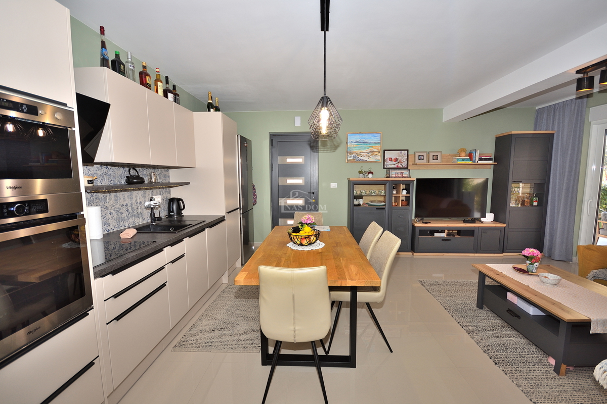 Vodice - opremljeno trisobno stanovanje z vrtom, 500 m od plaže