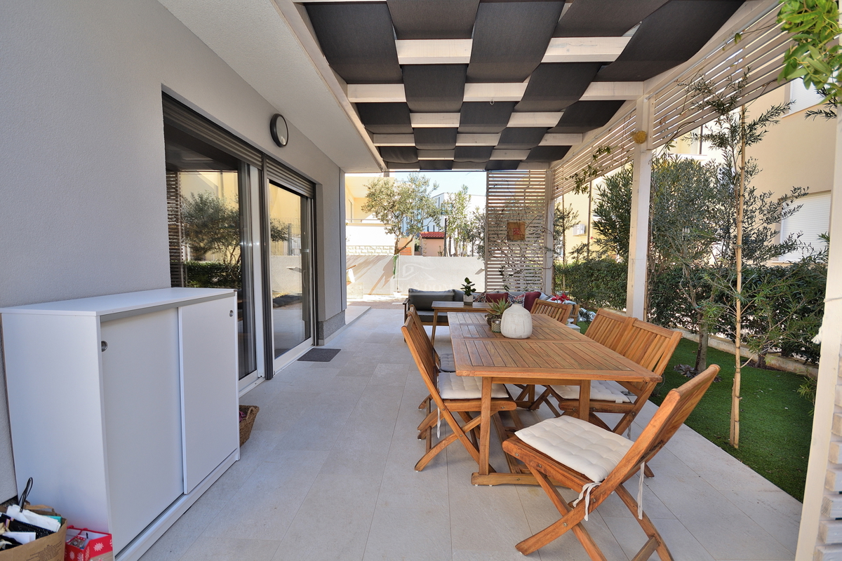 Vodice - opremljeno trisobno stanovanje z vrtom, 500 m od plaže