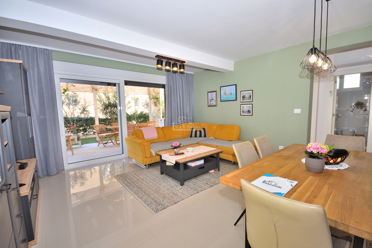 Vodice - opremljeno trisobno stanovanje z vrtom, 500 m od plaže