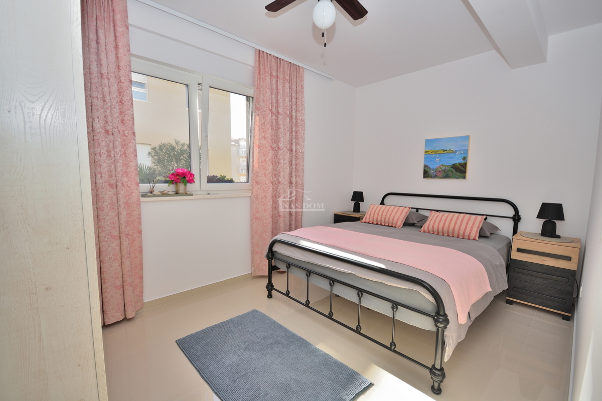 Vodice - opremljeno trisobno stanovanje z vrtom, 500 m od plaže