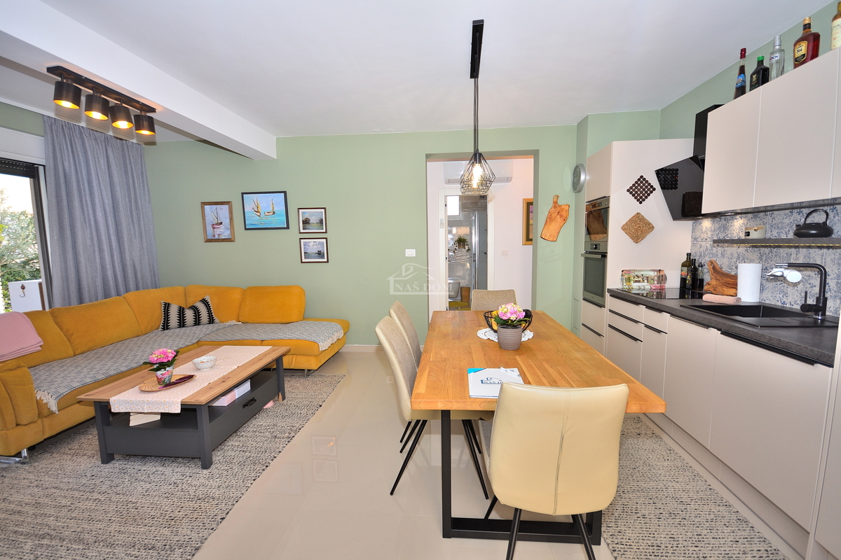 Vodice - opremljeno trisobno stanovanje z vrtom, 500 m od plaže