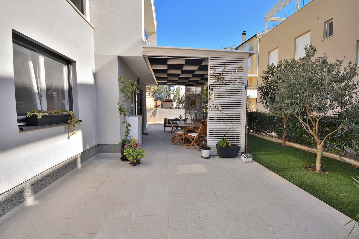 Vodice - opremljeno trisobno stanovanje z vrtom, 500 m od plaže