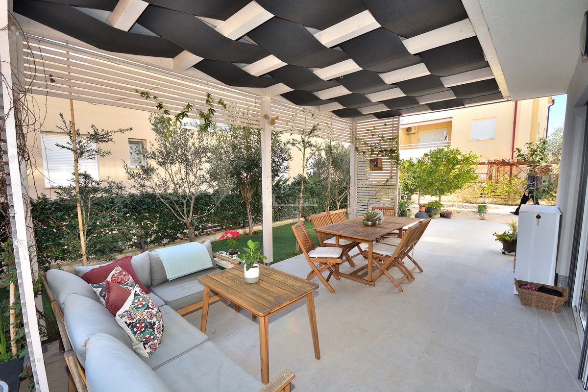 Vodice - opremljeno trisobno stanovanje z vrtom, 500 m od plaže