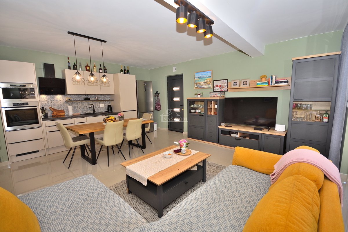 Vodice - opremljeno trisobno stanovanje z vrtom, 500 m od plaže