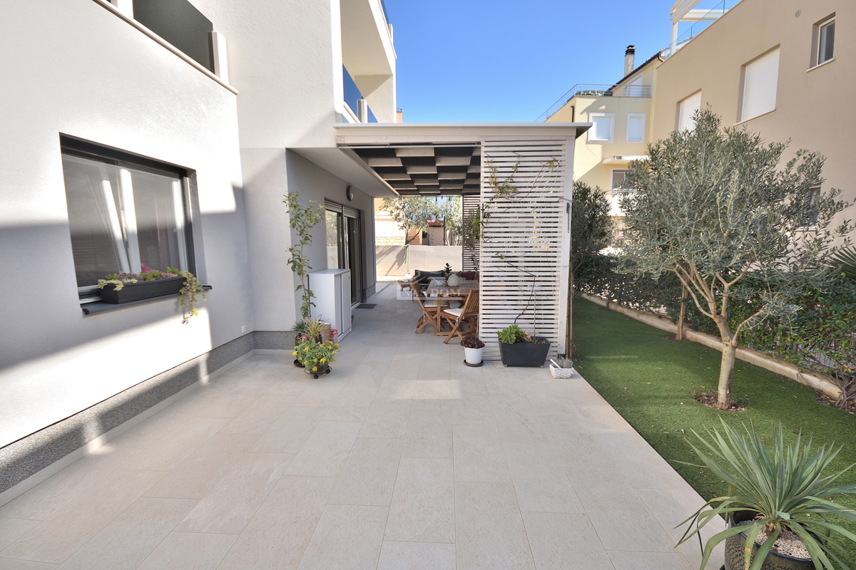 Vodice - opremljeno trisobno stanovanje z vrtom, 500 m od plaže