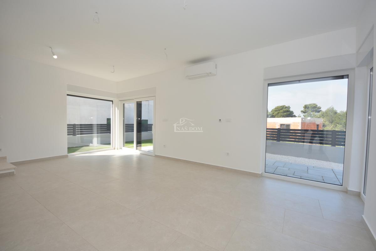 Žaborić – moderna dvojna hiša S1, 70 m od morja, novogradnja z vrtom in teraso