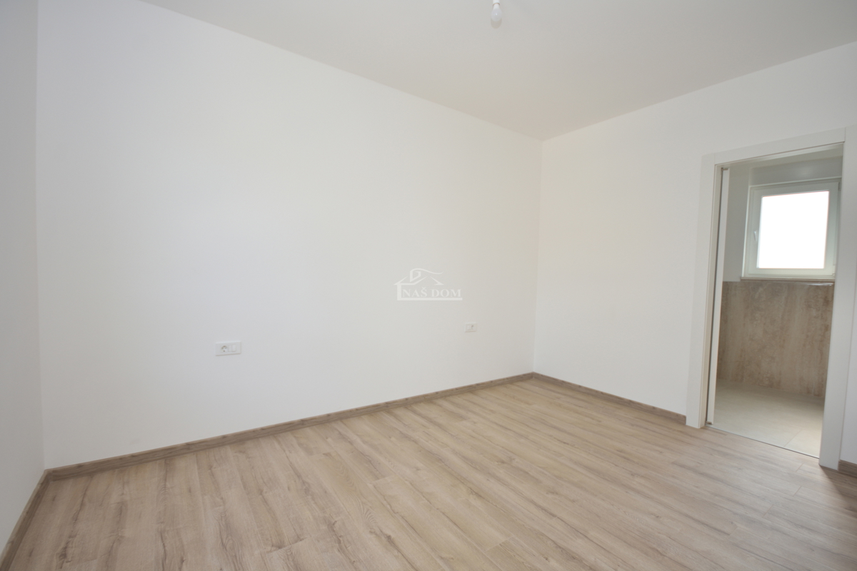 Žaborić – moderna dvojna hiša S1, 70 m od morja, novogradnja z vrtom in teraso