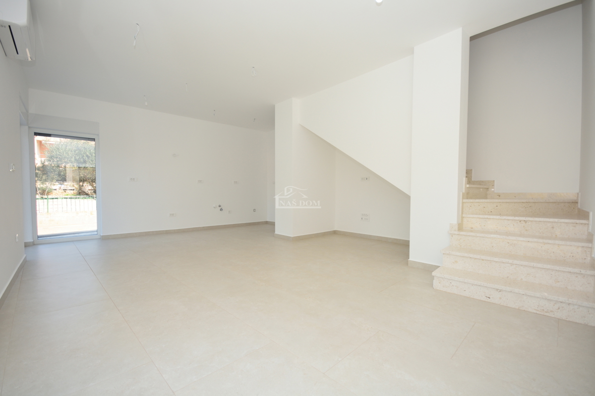 Žaborić – moderna dvojna hiša S1, 70 m od morja, novogradnja z vrtom in teraso