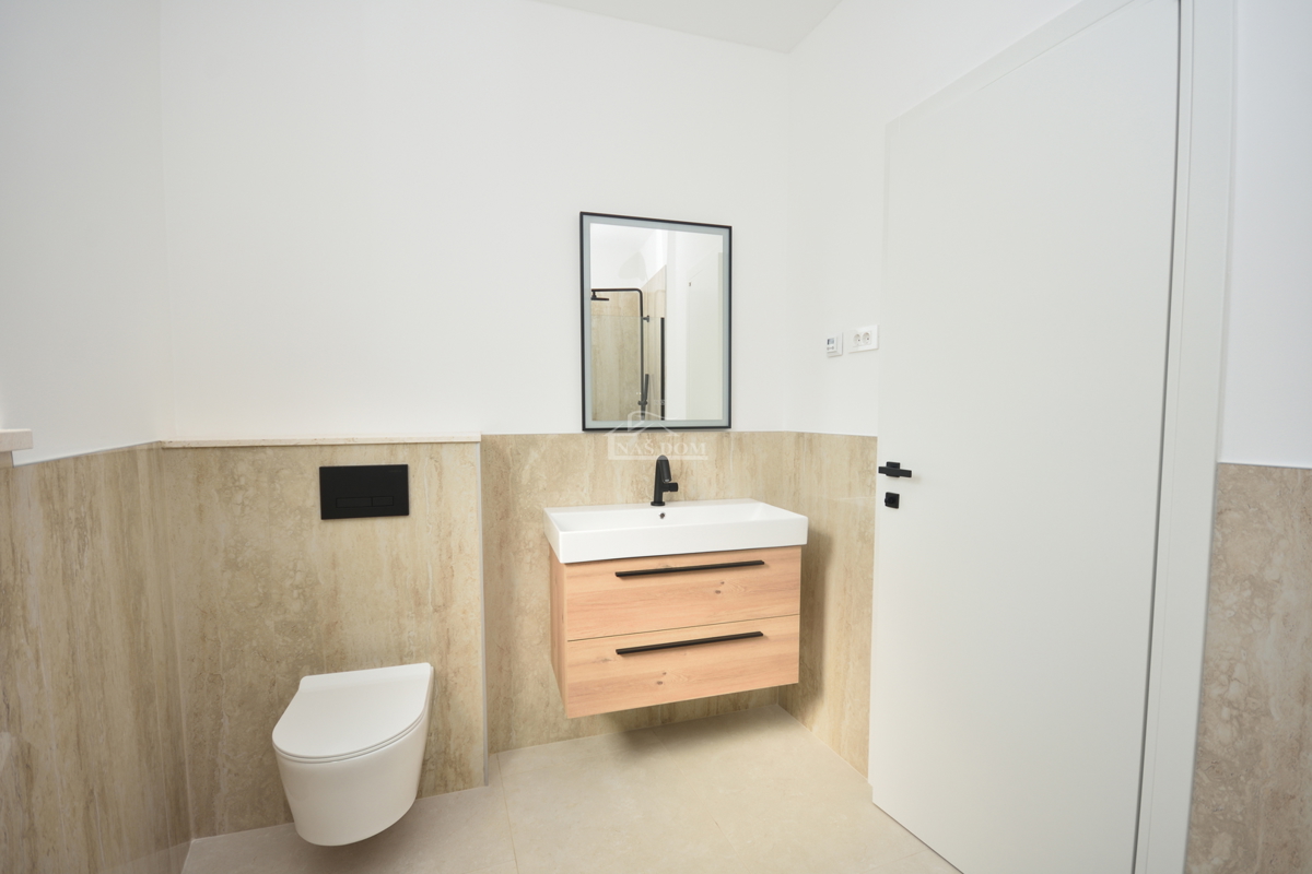 Žaborić – moderna dvojna hiša S1, 70 m od morja, novogradnja z vrtom in teraso