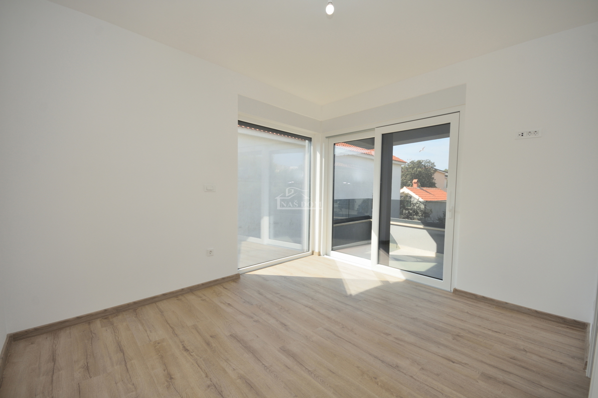 Žaborić – moderna dvojna hiša S1, 70 m od morja, novogradnja z vrtom in teraso