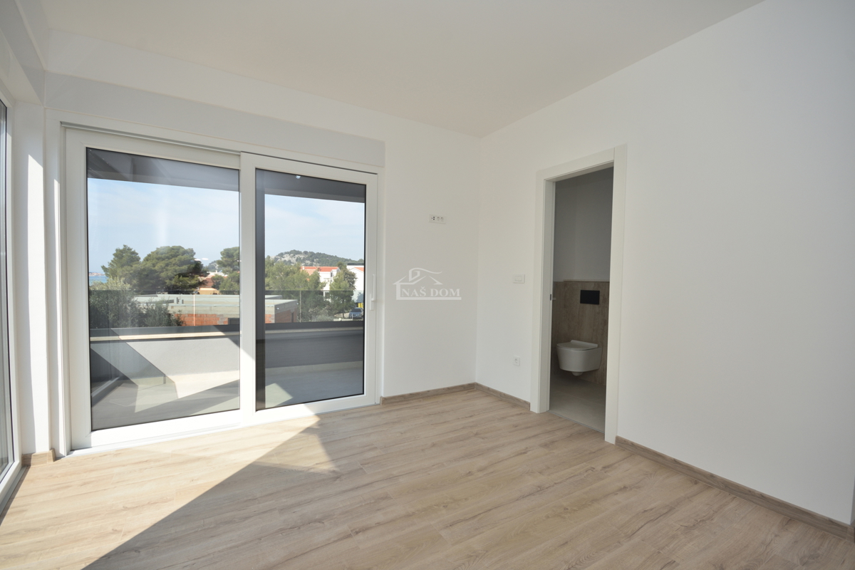 Žaborić – moderna dvojna hiša S1, 70 m od morja, novogradnja z vrtom in teraso