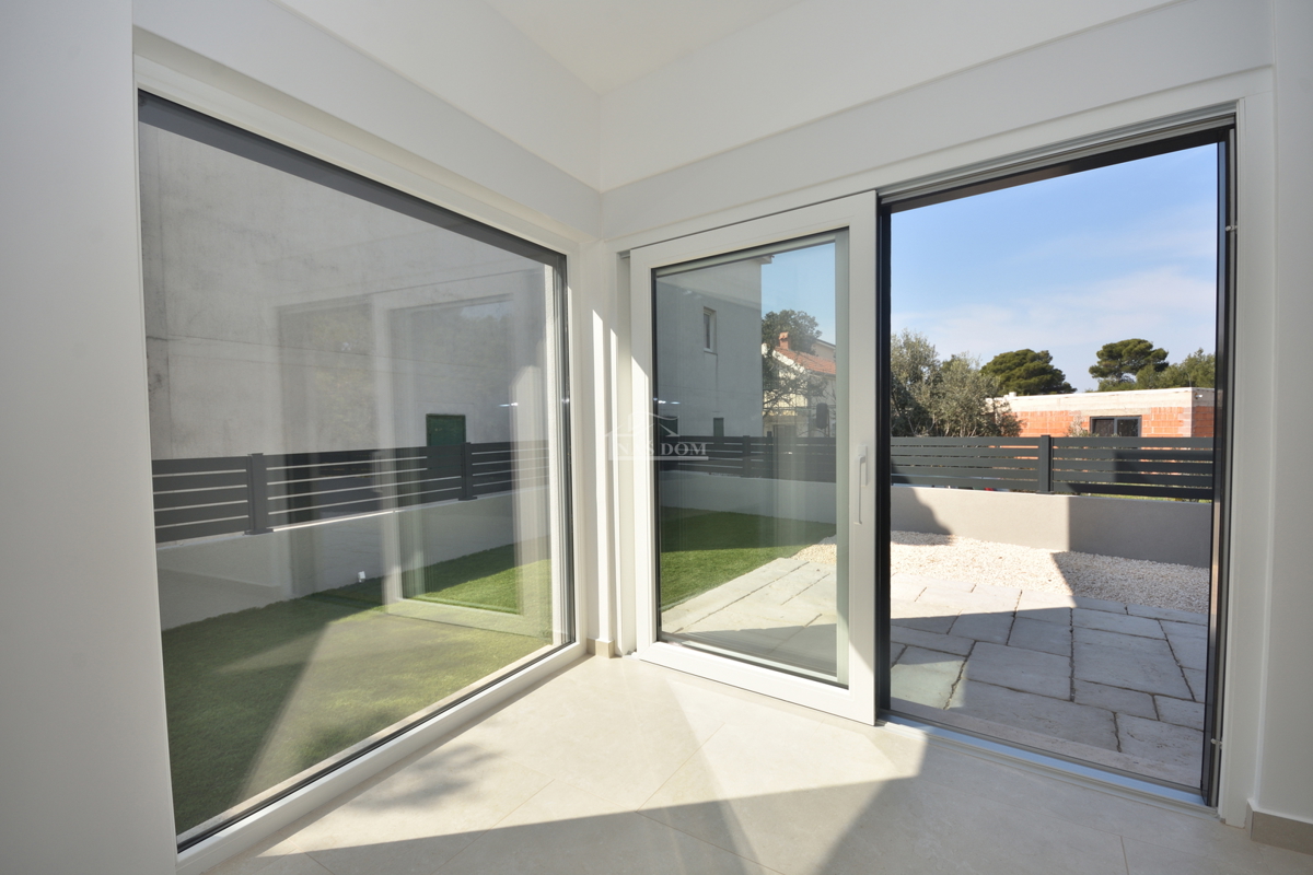 Žaborić – moderna dvojna hiša S1, 70 m od morja, novogradnja z vrtom in teraso