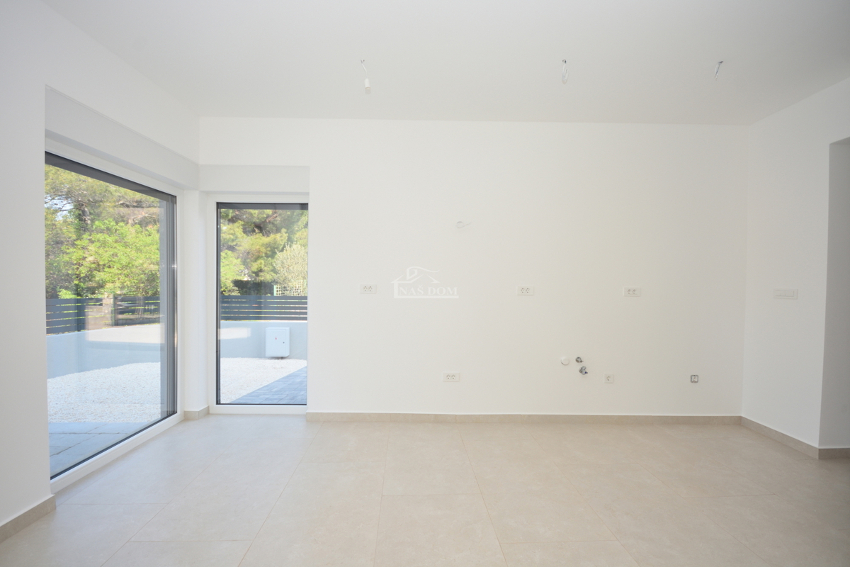 Žaborić – moderna dvojna hiša S1, 70 m od morja, novogradnja z vrtom in teraso