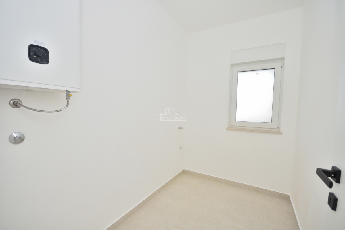 Žaborić – moderna dvojna hiša S1, 70 m od morja, novogradnja z vrtom in teraso