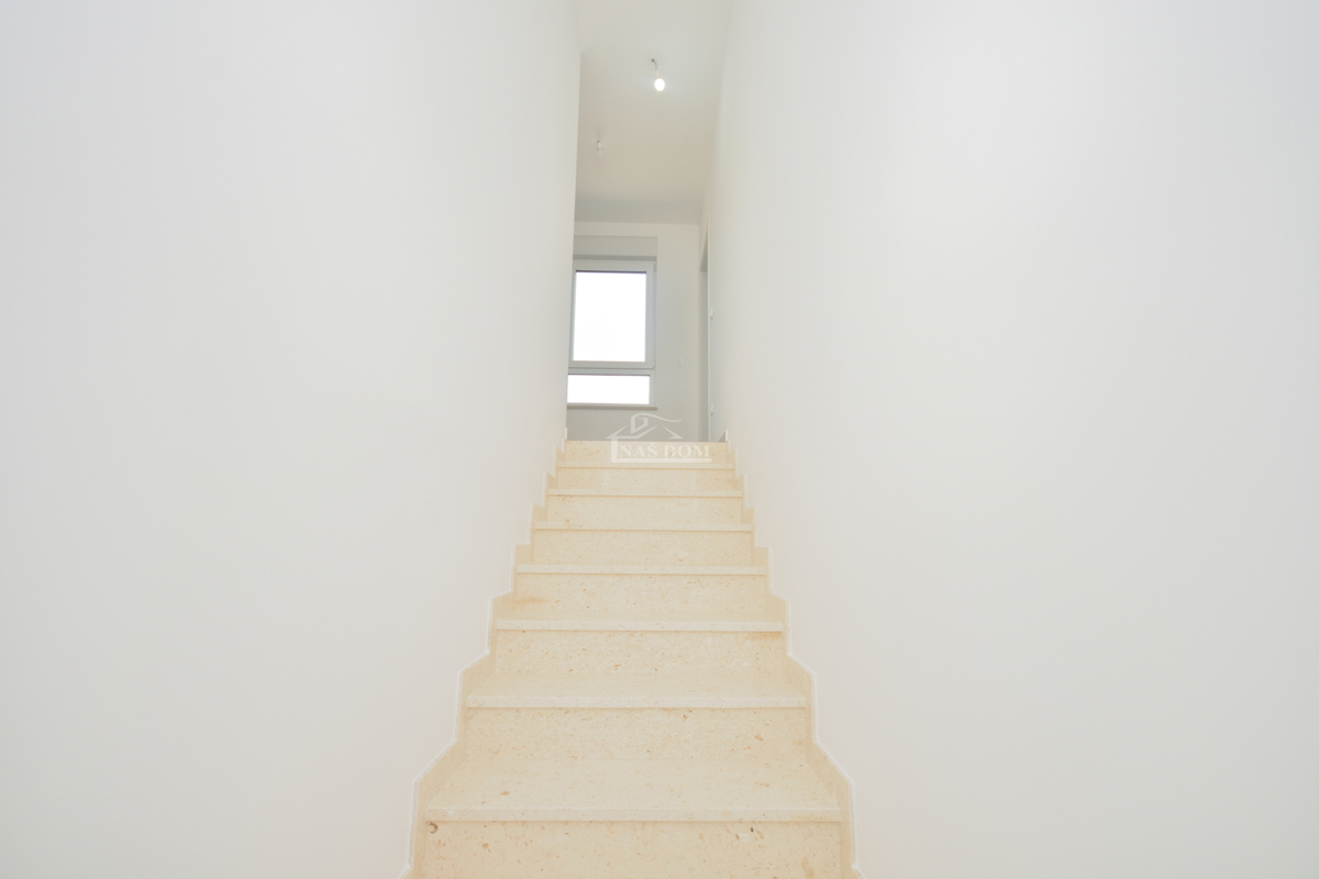 Žaborić – moderna dvojna hiša S1, 70 m od morja, novogradnja z vrtom in teraso