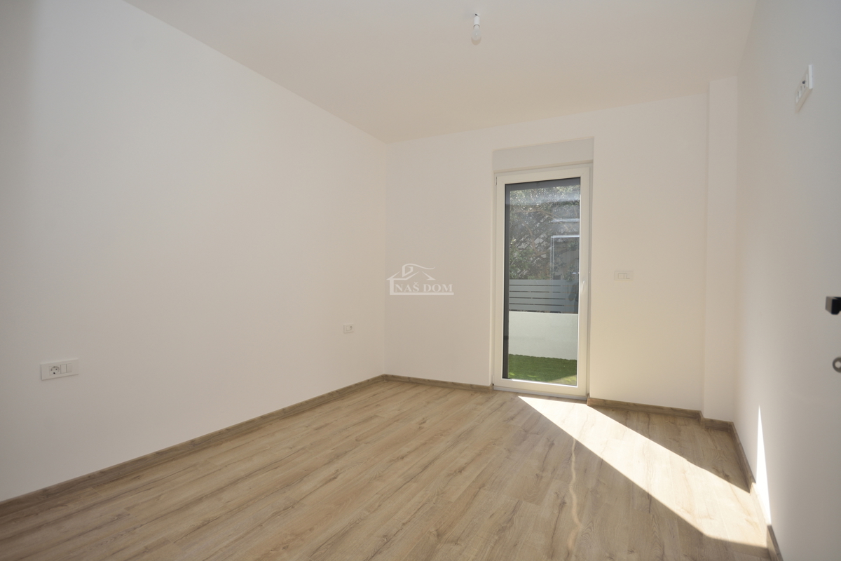 Žaborić – moderna dvojna hiša S1, 70 m od morja, novogradnja z vrtom in teraso