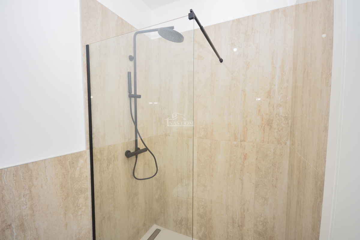 Žaborić – moderna dvojna hiša S1, 70 m od morja, novogradnja z vrtom in teraso