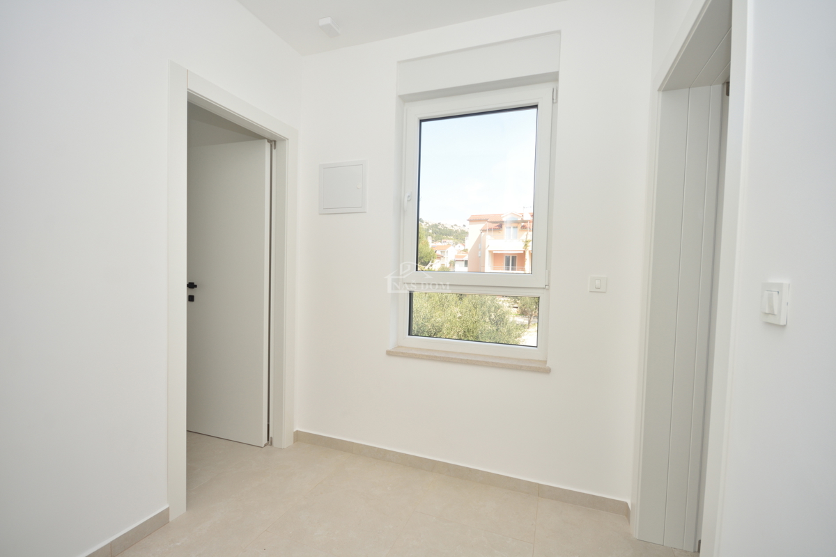 Žaborić – moderna dvojna hiša S1, 70 m od morja, novogradnja z vrtom in teraso