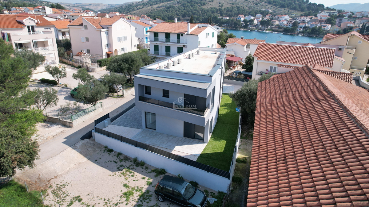 Žaborić – moderna dvojna hiša S1, 70 m od morja, novogradnja z vrtom in teraso