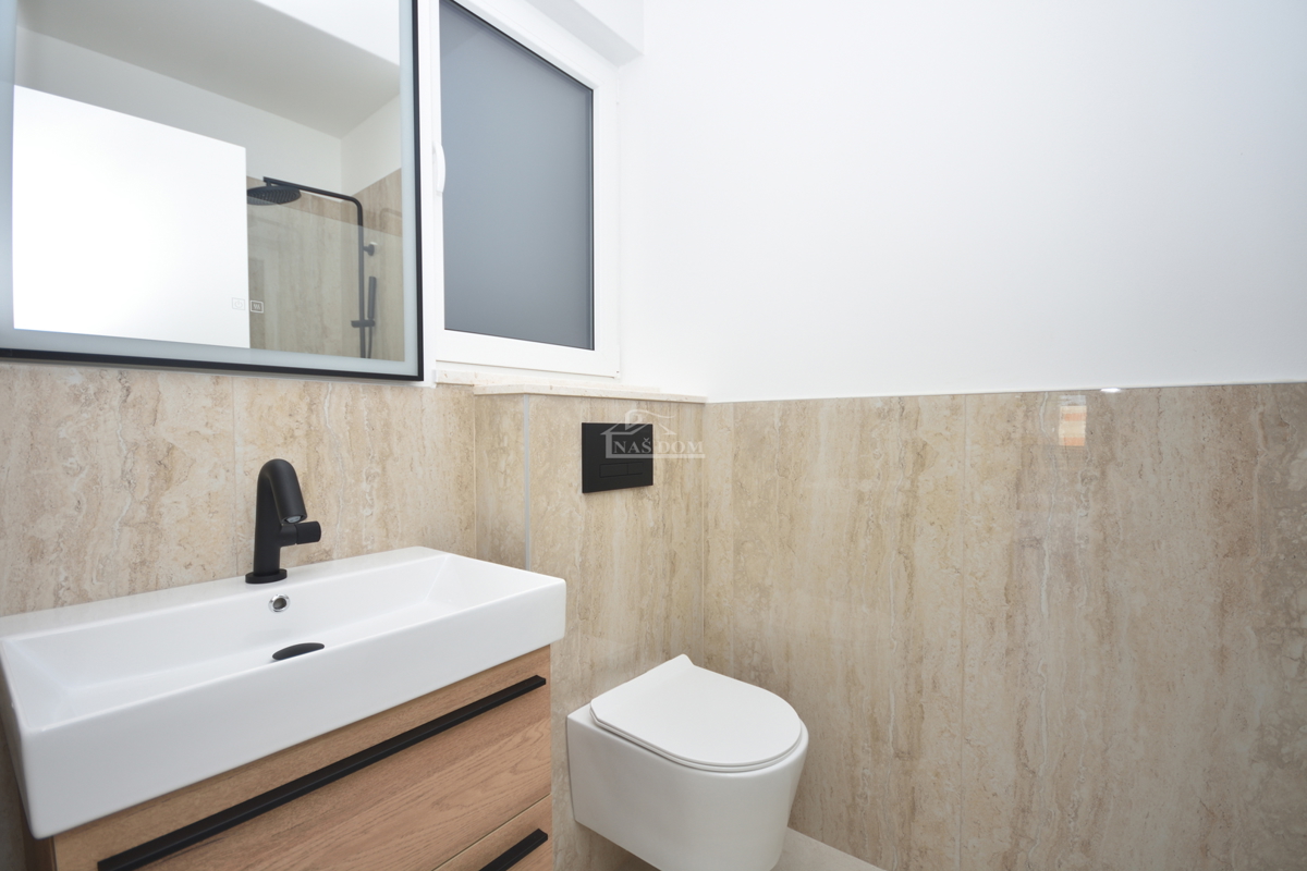 Žaborić – moderna dvojna hiša S1, 70 m od morja, novogradnja z vrtom in teraso