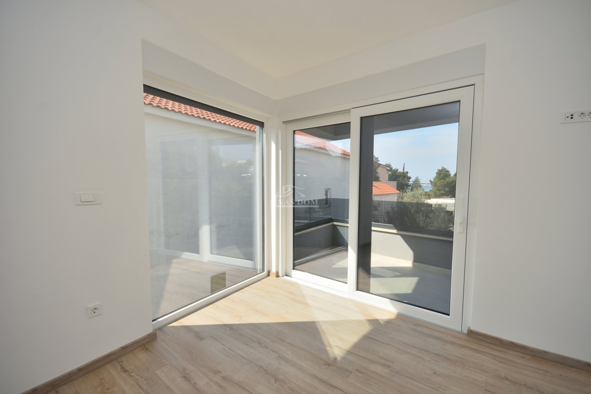 Žaborić – moderna dvojna hiša S1, 70 m od morja, novogradnja z vrtom in teraso