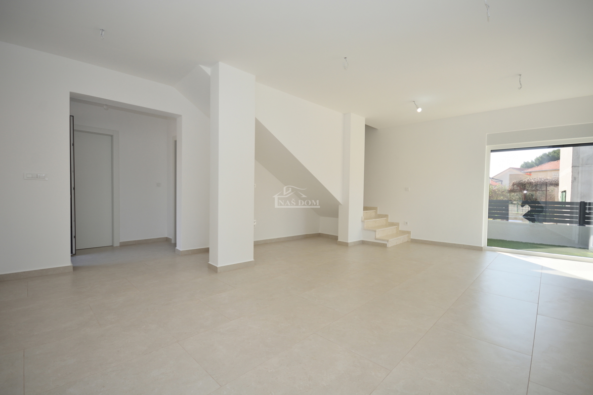 Žaborić – moderna dvojna hiša S1, 70 m od morja, novogradnja z vrtom in teraso