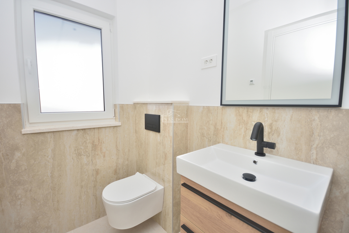 Žaborić – moderna dvojna hiša S1, 70 m od morja, novogradnja z vrtom in teraso