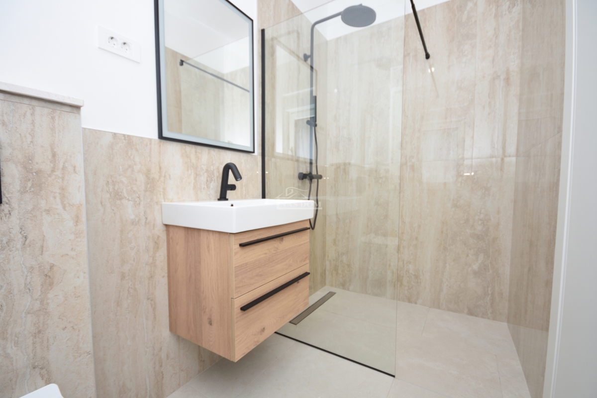 Žaborić – moderna dvojna hiša S1, 70 m od morja, novogradnja z vrtom in teraso