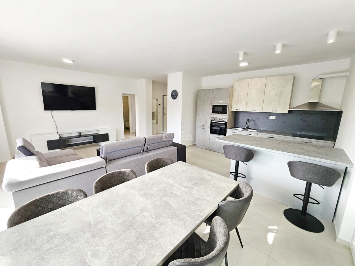 Vodice-Srima - penthouse v prvi vrsti ob morju