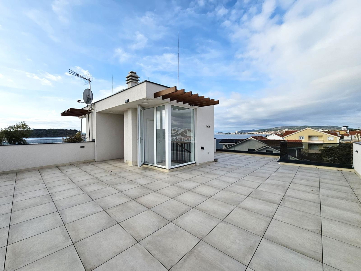 Vodice-Srima - penthouse v prvi vrsti ob morju