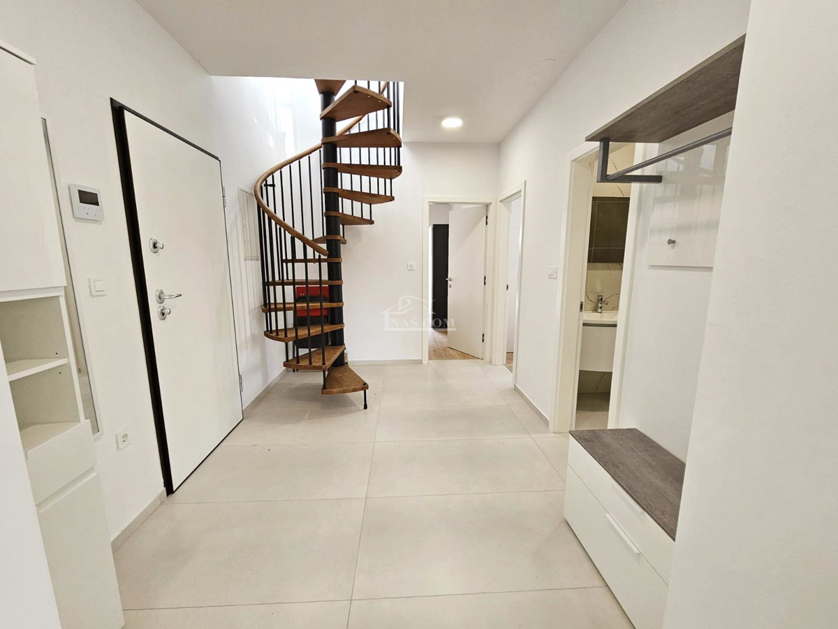 Vodice-Srima - penthouse v prvi vrsti ob morju