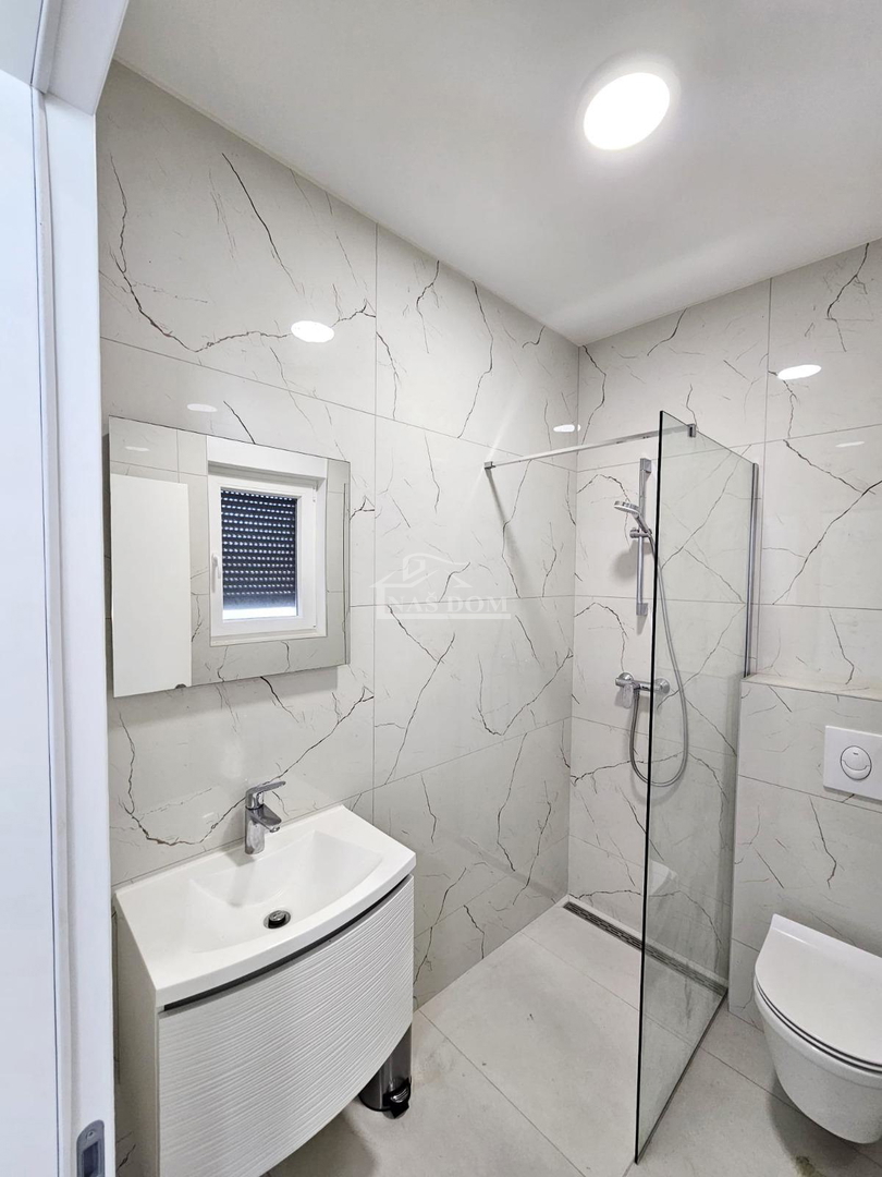 Vodice-Srima - penthouse v prvi vrsti ob morju