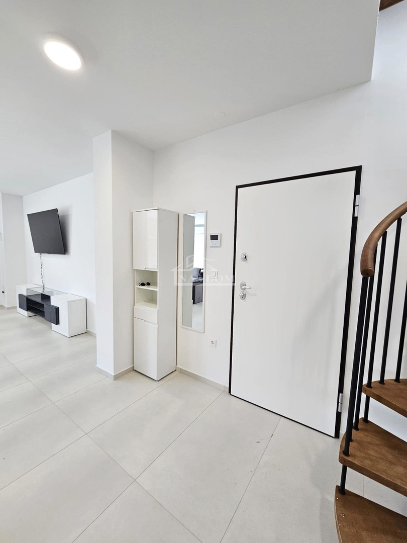 Vodice-Srima - penthouse v prvi vrsti ob morju