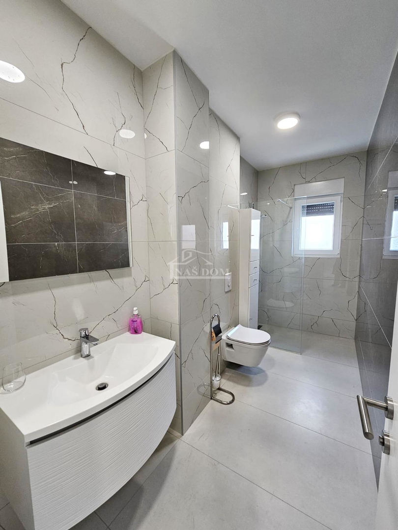 Vodice-Srima - penthouse v prvi vrsti ob morju