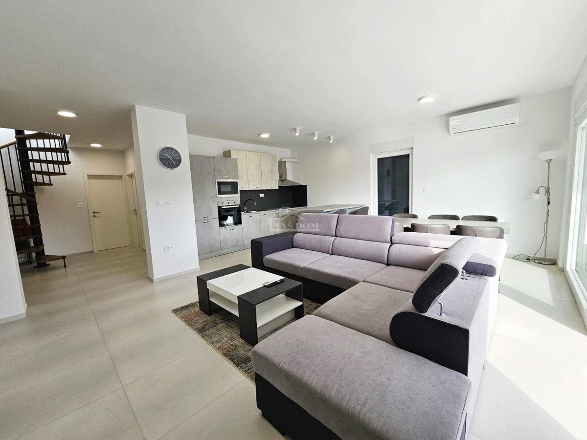 Vodice-Srima - penthouse v prvi vrsti ob morju