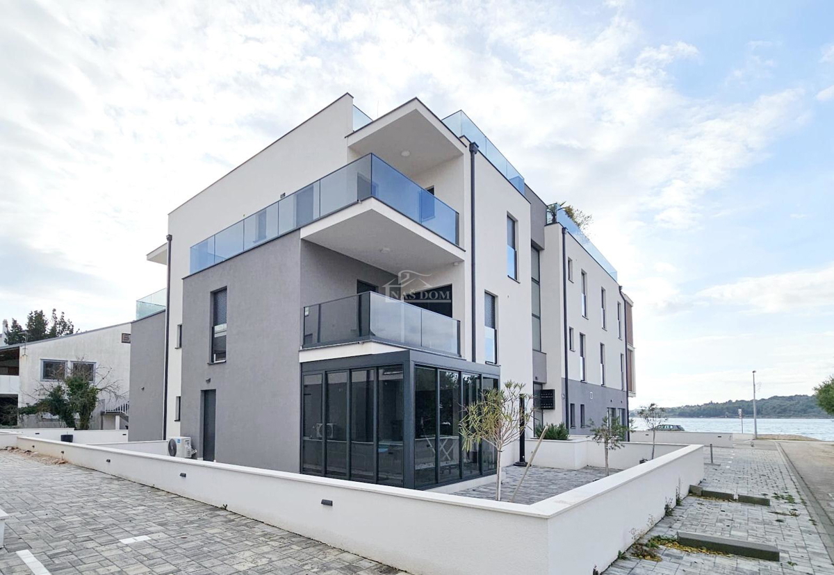 Vodice-Srima - penthouse v prvi vrsti ob morju