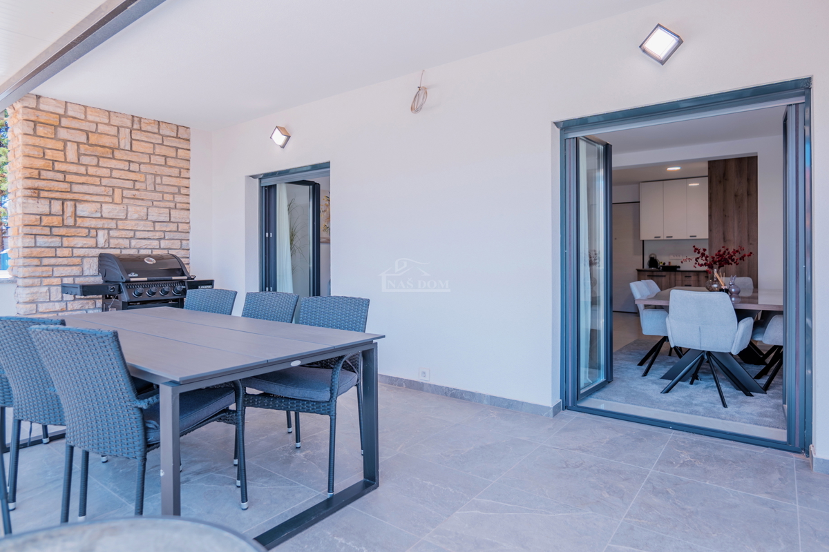 Vodice - novouređeni udoban stan u prizemlju s vrtom, 300 m od plaže