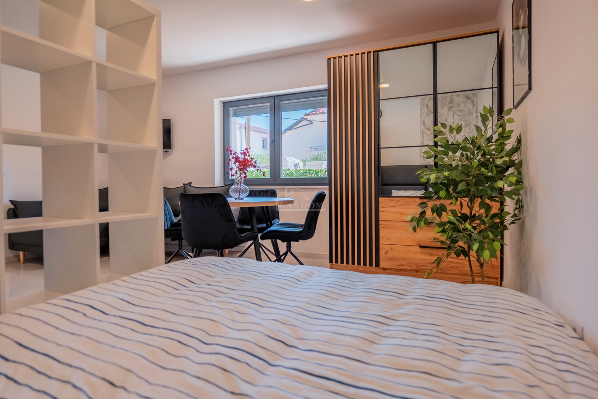 Vodice - novouređeni udoban stan u prizemlju s vrtom, 300 m od plaže