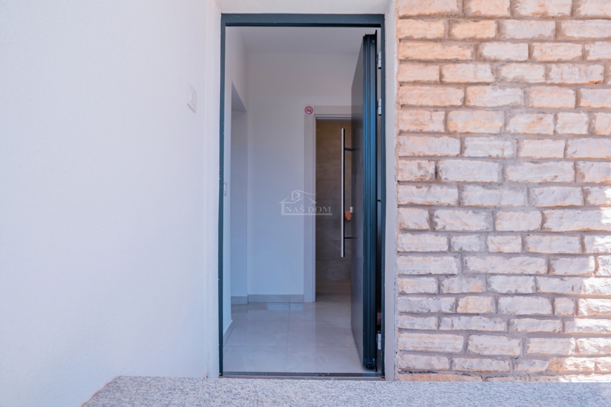 Vodice - novouređeni udoban stan u prizemlju s vrtom, 300 m od plaže