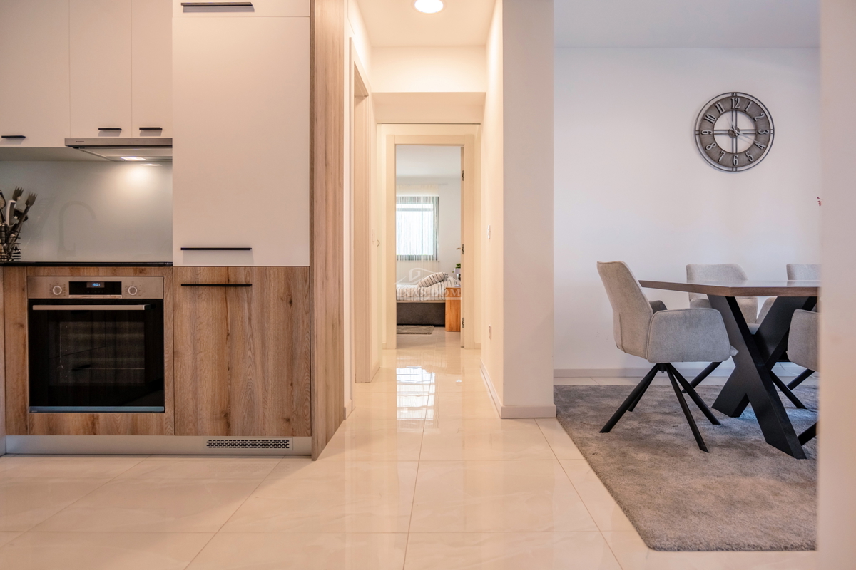 Vodice - novouređeni udoban stan u prizemlju s vrtom, 300 m od plaže