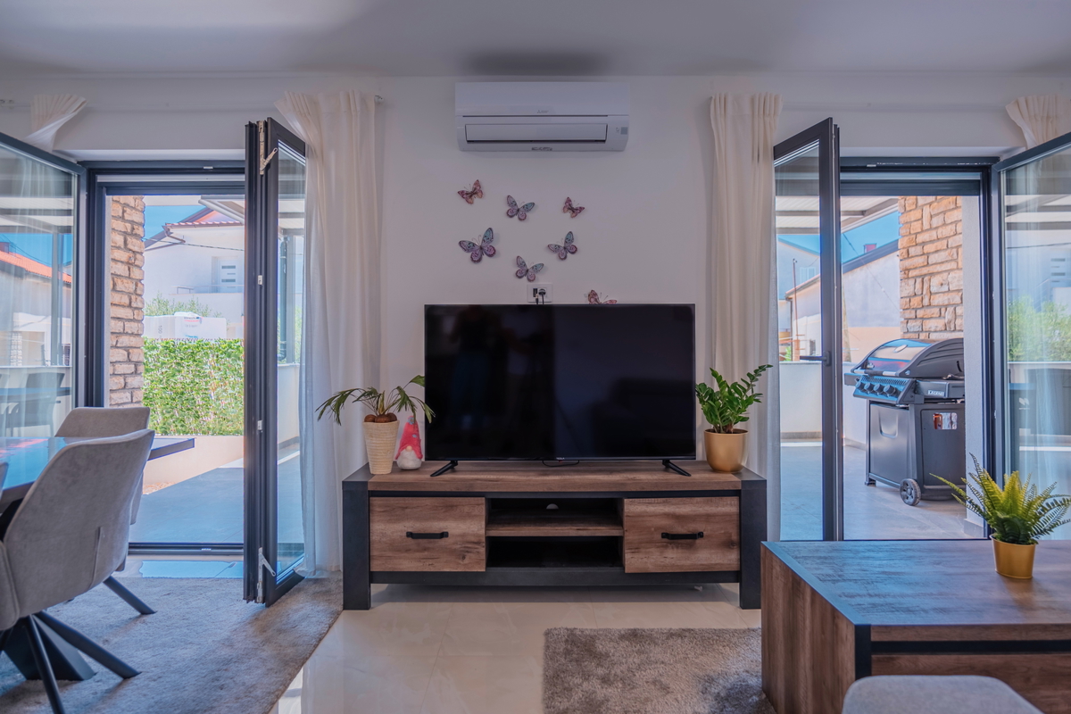 Vodice - novouređeni udoban stan u prizemlju s vrtom, 300 m od plaže