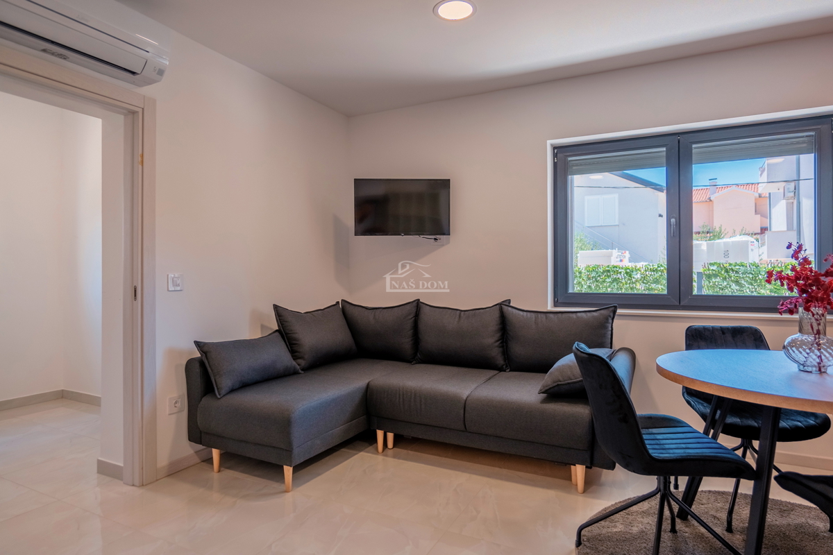 Vodice - novouređeni udoban stan u prizemlju s vrtom, 300 m od plaže