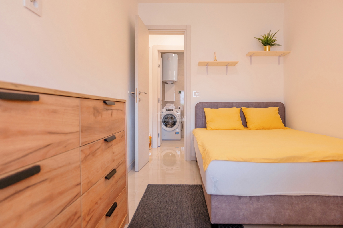 Vodice - novouređeni udoban stan u prizemlju s vrtom, 300 m od plaže