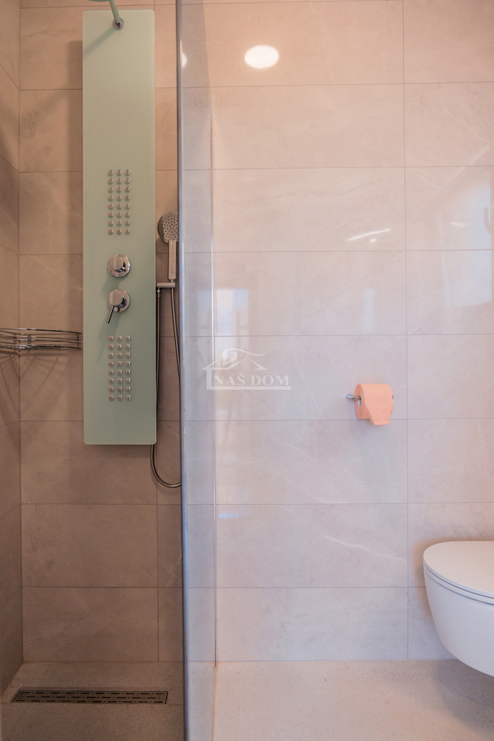 Vodice - novouređeni udoban stan u prizemlju s vrtom, 300 m od plaže