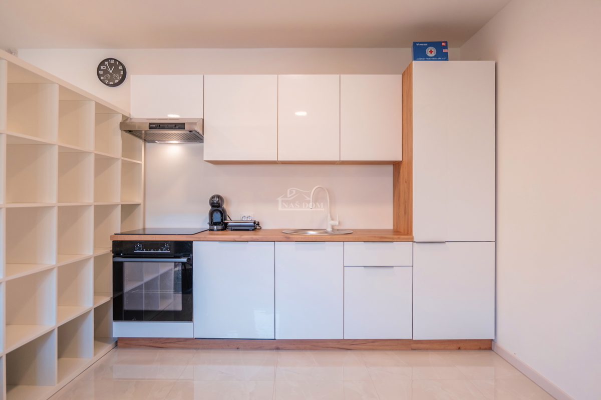 Vodice - novouređeni udoban stan u prizemlju s vrtom, 300 m od plaže